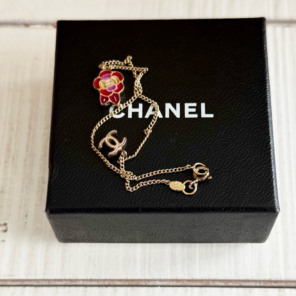 SOLD ❌ Vintage Chanel Camellia Flower Bracelet - Picture 3 of 4